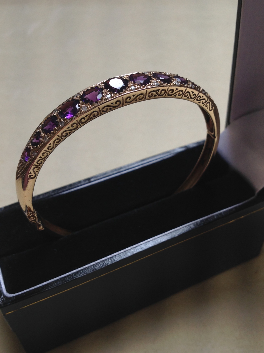 A 9ct GOLD AMETHYST AND DIAMOND CARVED HINGED BANGLE COMPLETE WITH FIGURE OF EIGHT SAFETY CLASP, - Image 5 of 14