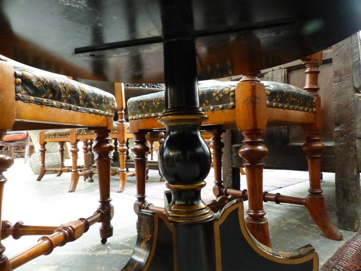 A PAIR OF REGENCY STYLE TRIPOD TABLES WITH DISHED TOPS ON SHAPED TRIPOD SUPPORTS WITH EBONISED AND - Image 4 of 5