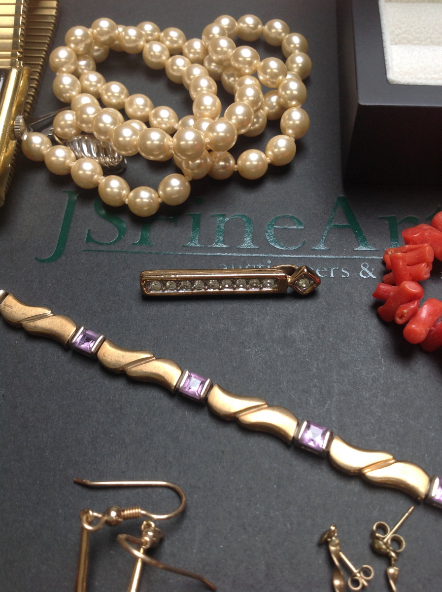 A 375 STAMPED GOLD AND AMETHYST BRACELET, THREE PAIRS OF DROP EARRINGS TO INCLUDE EMERALD AND - Image 10 of 13