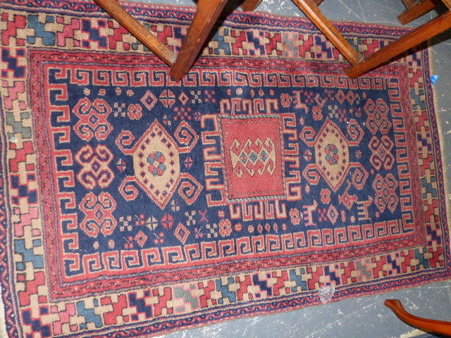 AN ANTIQUE TURKISH RUG. 150 x 95cms.