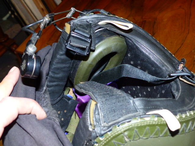 A MILITARY TYPE HELICOPTER PILOT'S HELMET WITH INTEGRAL HEADSET AND MICROPHONE. - Image 3 of 3