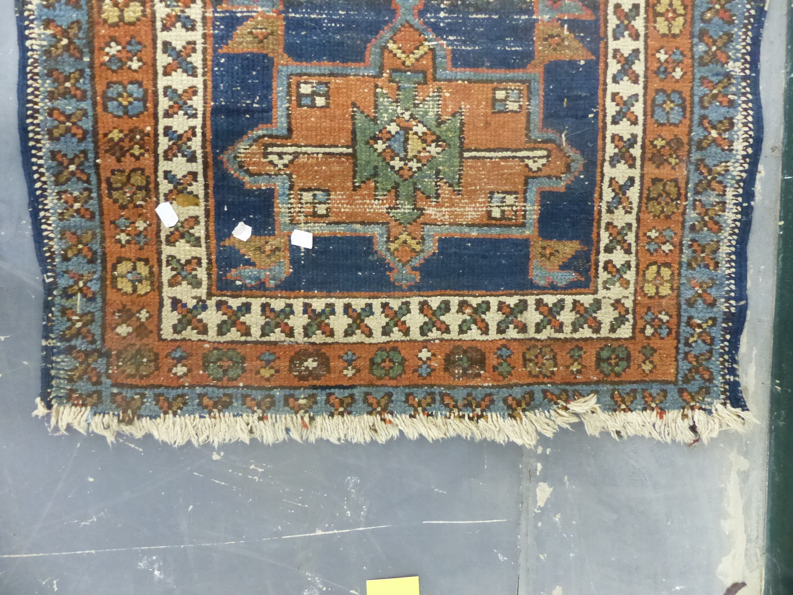 AN ANTIQUE PERSIAN HERIZ RUG. 128 x 80cms. - Image 4 of 5