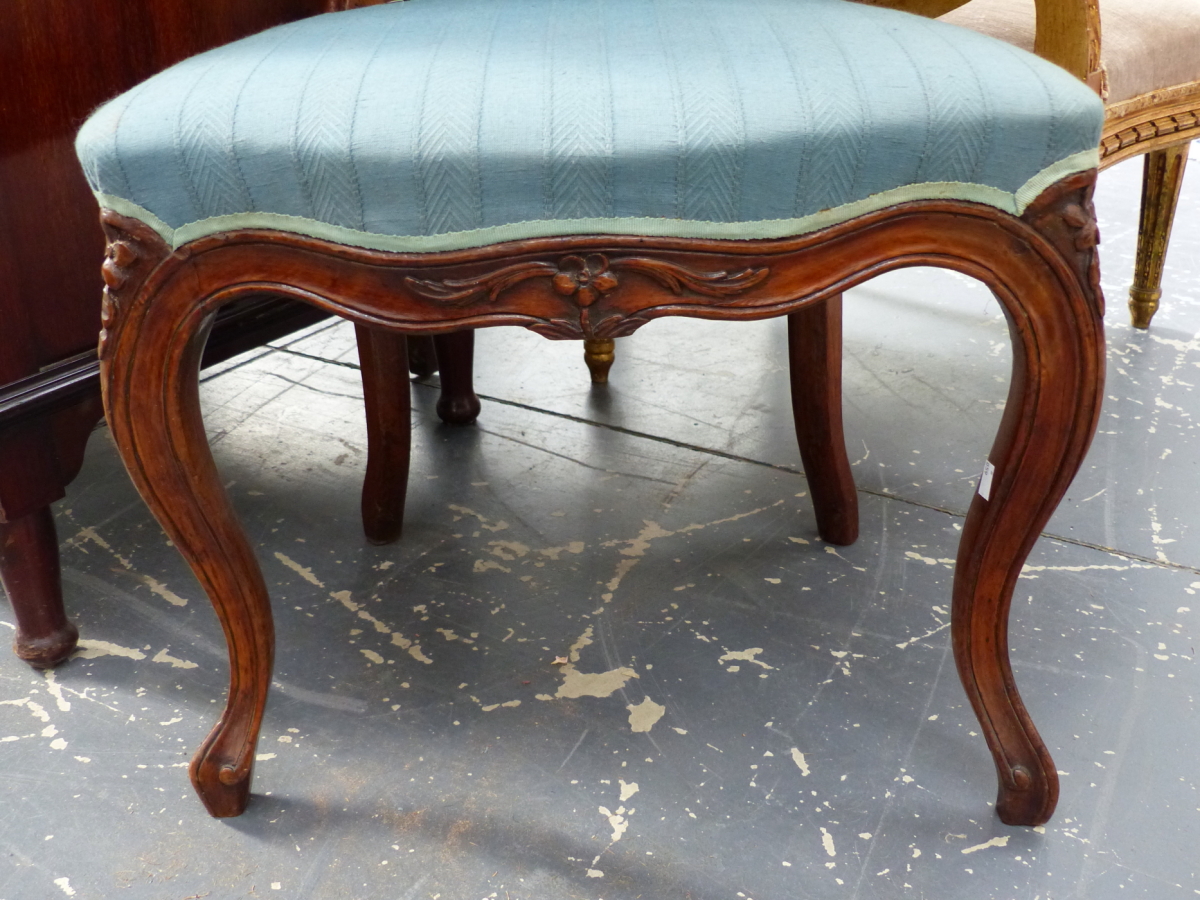 TWO SIMILAR FRENCH WALNUT SALON SIDE CHAIRS WITH CARVED SHOW FRAMES ON CABRIOLE LEGS. (2) - Image 12 of 12