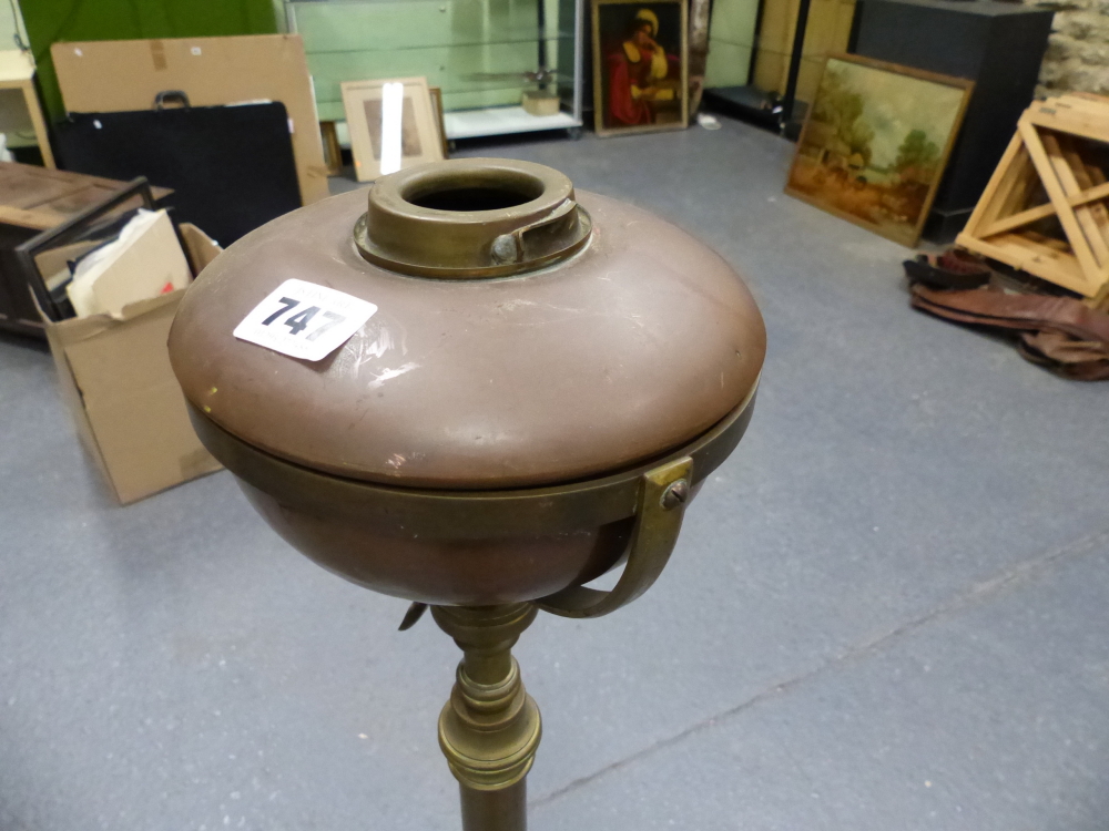 A VICTORIAN ARTS AND CRAFTS STYLE BRASS OIL LAMPSTAND OF ADJUSTABLE HEIGHT. - Image 5 of 6