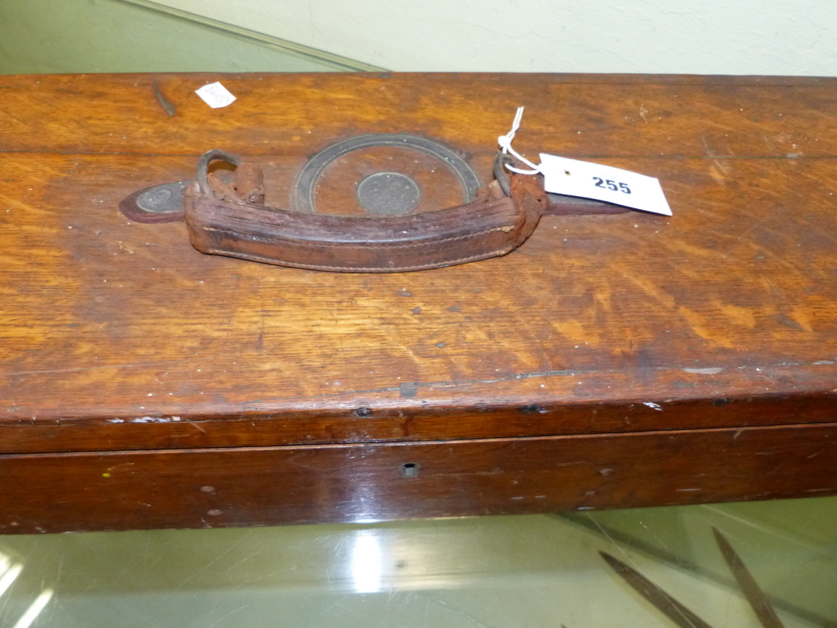 A 19th.C.OAK AND BRASS BOUND DOUBLE GUN CASE WITH RING HANDLE TO TOP, INTERIOR RETAINING PARTIAL - Image 5 of 7