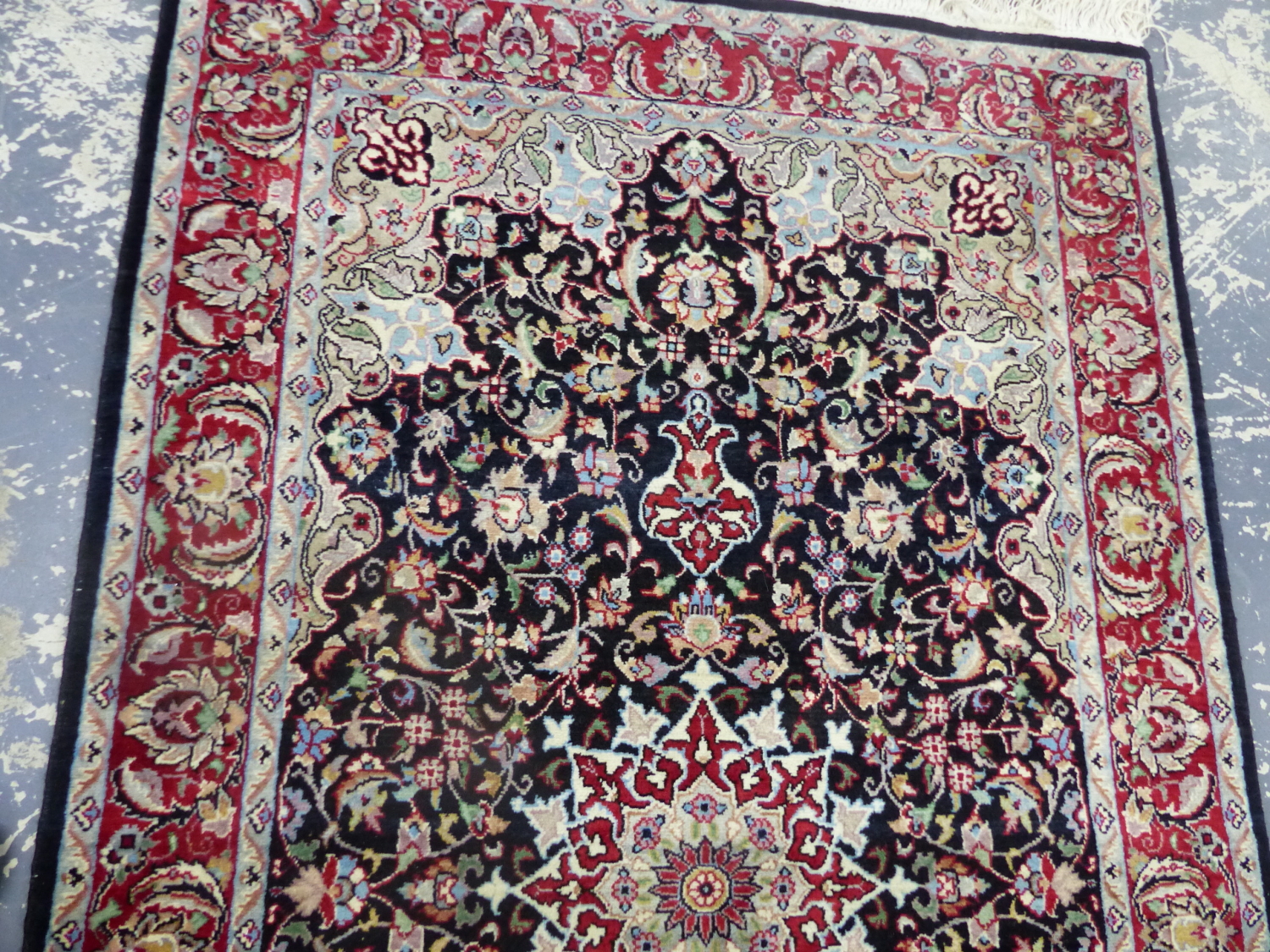 AN ORIENTAL RUG OF CLASSIC PERSIAN DESIGN. 175 x 95cms. - Image 4 of 6