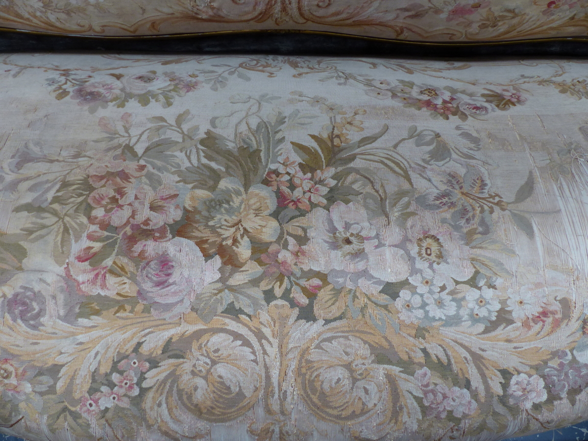 A LOUIS XV STYLE GILT WOOD SETTEE UPHOLSTERED IN MACHINE WOVEN AUBUSSON TASTE FLORAL TAPESTRY AND ON - Image 7 of 12