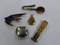 A 9ct. GOLD FACED LOCKET, A 925 SILVER PILL BOX, A NAPKIN CLIP, A BONE HANDLED SEAL AND AN ENAMEL