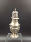 A VICTORIAN SILVER HALLMARKED AND ENGRAVED SUGAR CASTER DATED LONDON 1899, FOR SIBRAY, HALL & CO. (