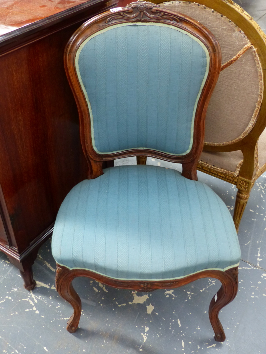 TWO SIMILAR FRENCH WALNUT SALON SIDE CHAIRS WITH CARVED SHOW FRAMES ON CABRIOLE LEGS. (2) - Image 8 of 12