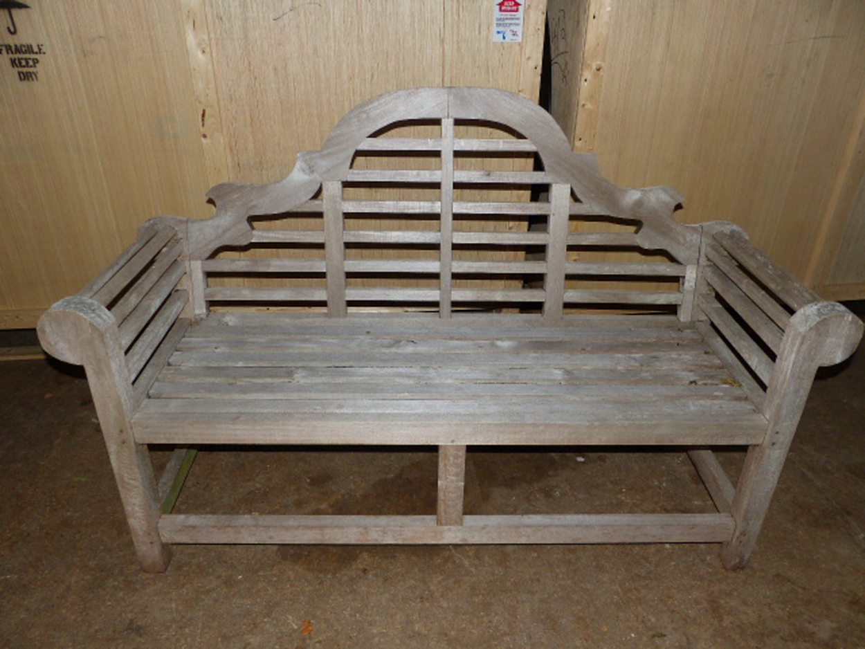 A GOOD QUALITY TEAK GARDEN BENCH OF LUTYENS DESIGN.