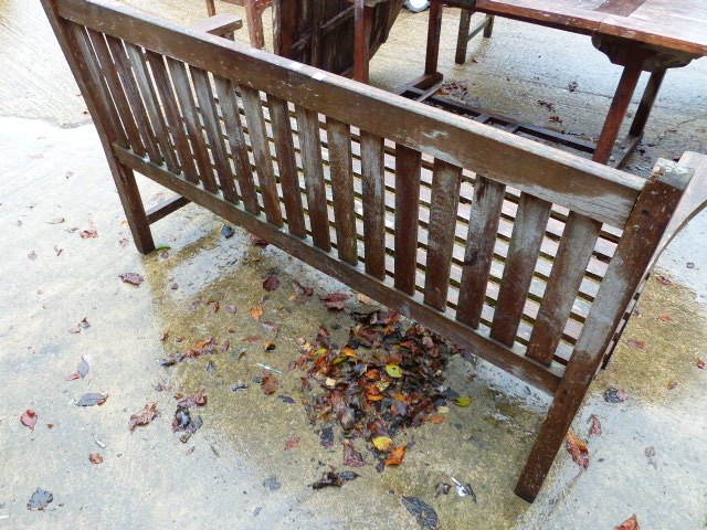 A TEAK GARDEN BENCH WITH PLAIN SLAT BACK. - Image 4 of 4