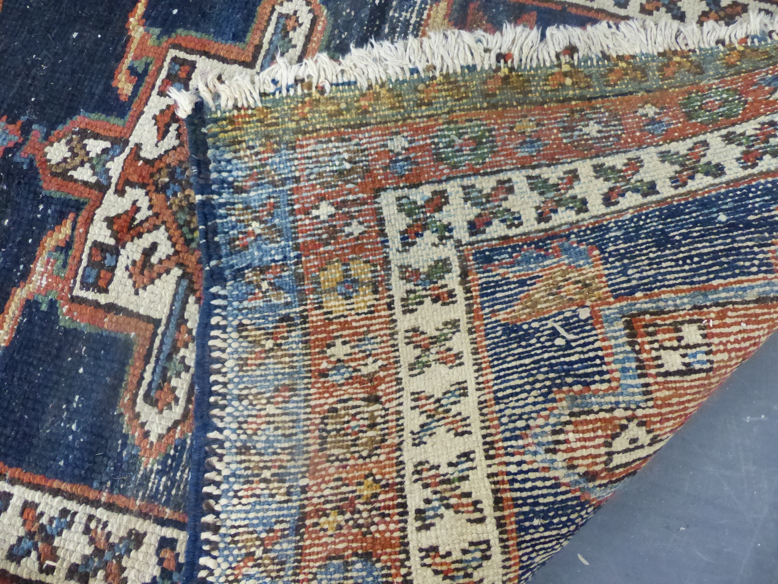 AN ANTIQUE PERSIAN HERIZ RUG. 128 x 80cms. - Image 5 of 5