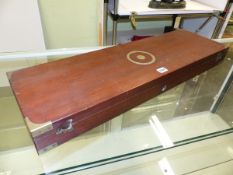 A BRASS BOUND MAHOGANY GUN CASE WITH BRASS D RING HANDLE, NO INTERNALS.