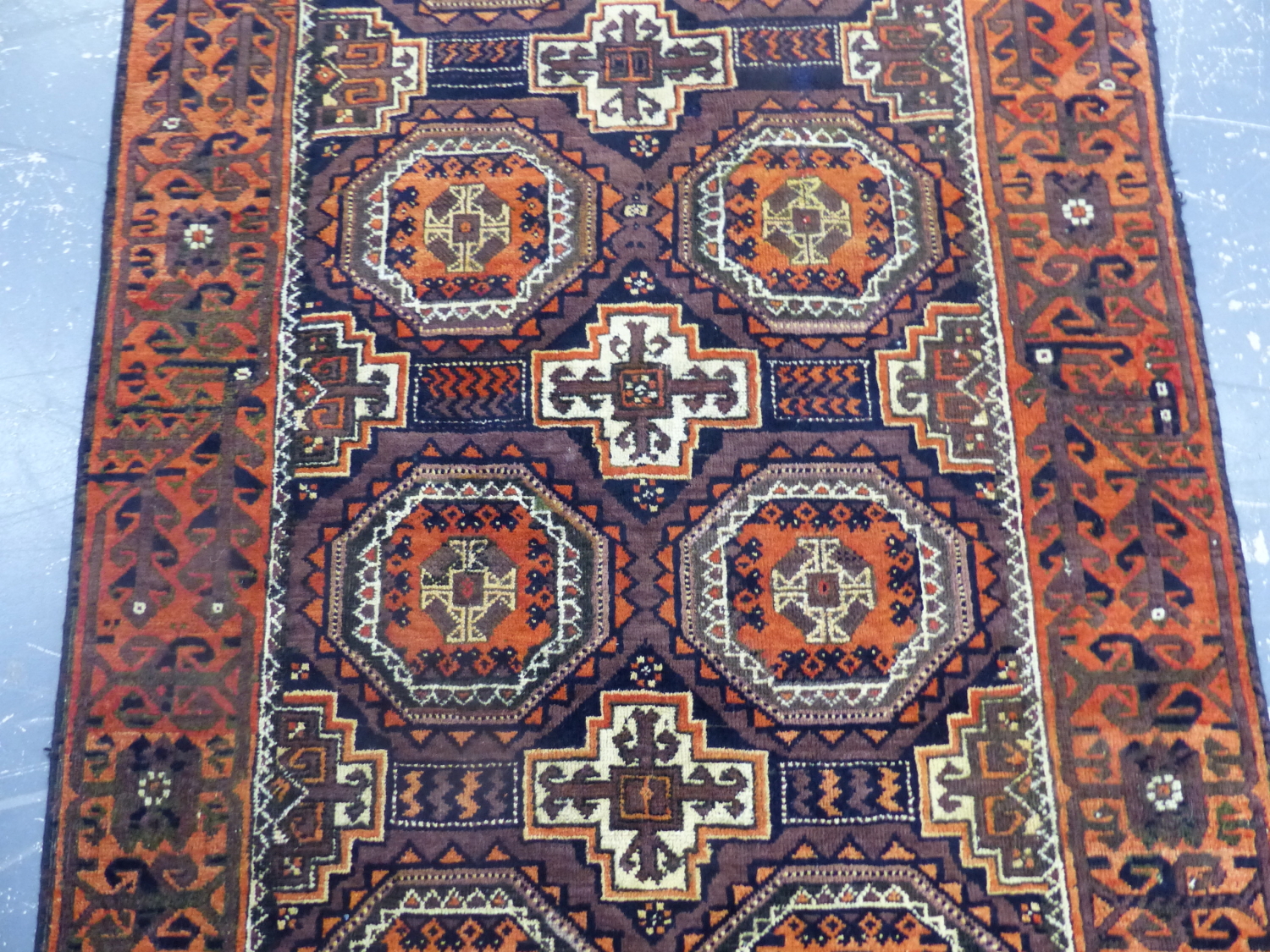 AN ANTIQUE BELOUCH RUG. 167 x 90cms. - Image 3 of 5