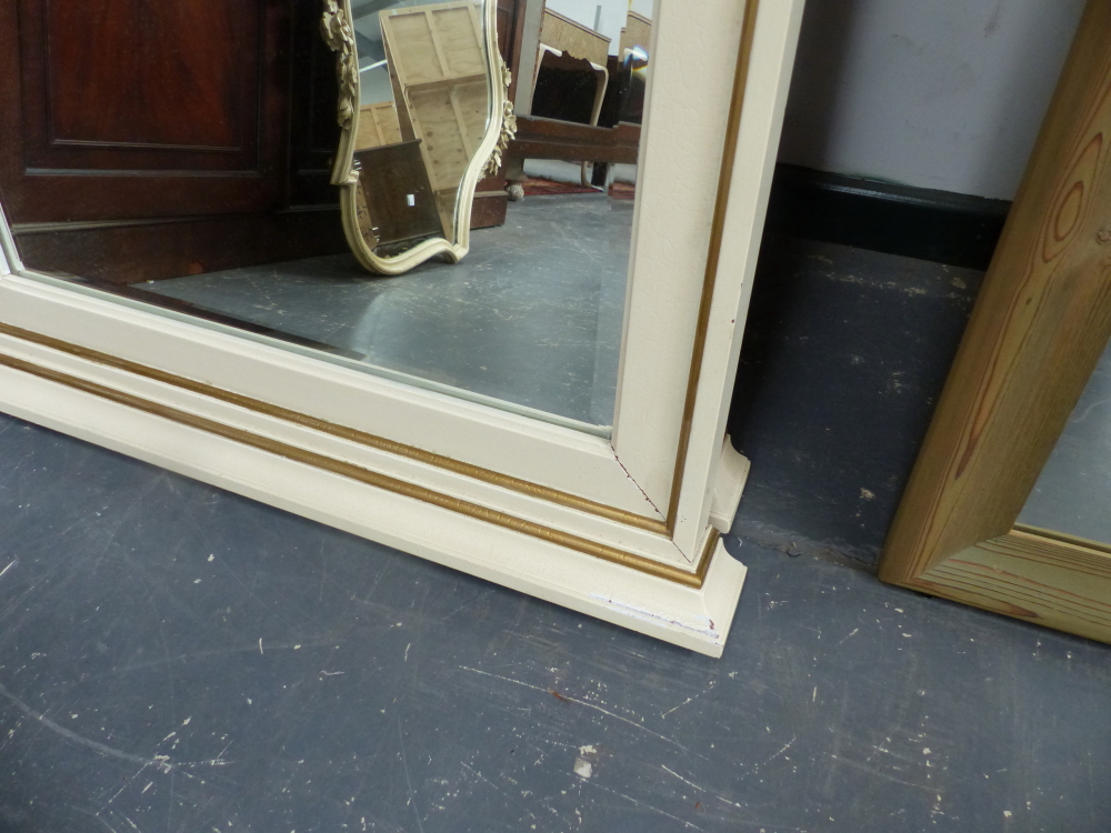 A PAIR OF VICTORIAN STYLE PIER MIRRORS IN CREAM AND GILT PAINTED FRAMES. (2) 84 x 128cms. - Image 5 of 6