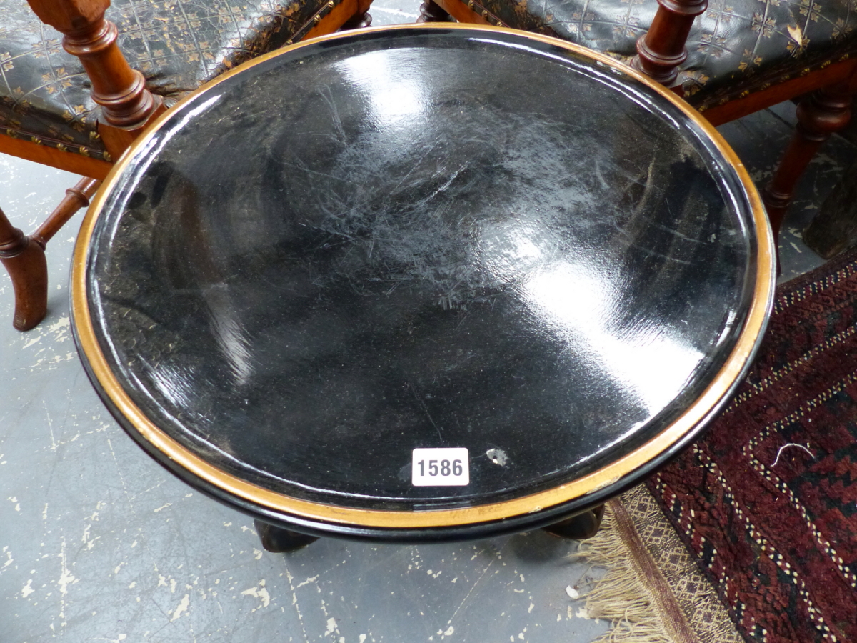 A PAIR OF REGENCY STYLE TRIPOD TABLES WITH DISHED TOPS ON SHAPED TRIPOD SUPPORTS WITH EBONISED AND - Image 2 of 5