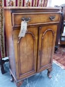 A GEORGIAN STYLE SMALL SIDE CABINET WITH SINGLE DRAWER AND PAIR OF ARCH PANEL DOORS. 50 x 23 x H.