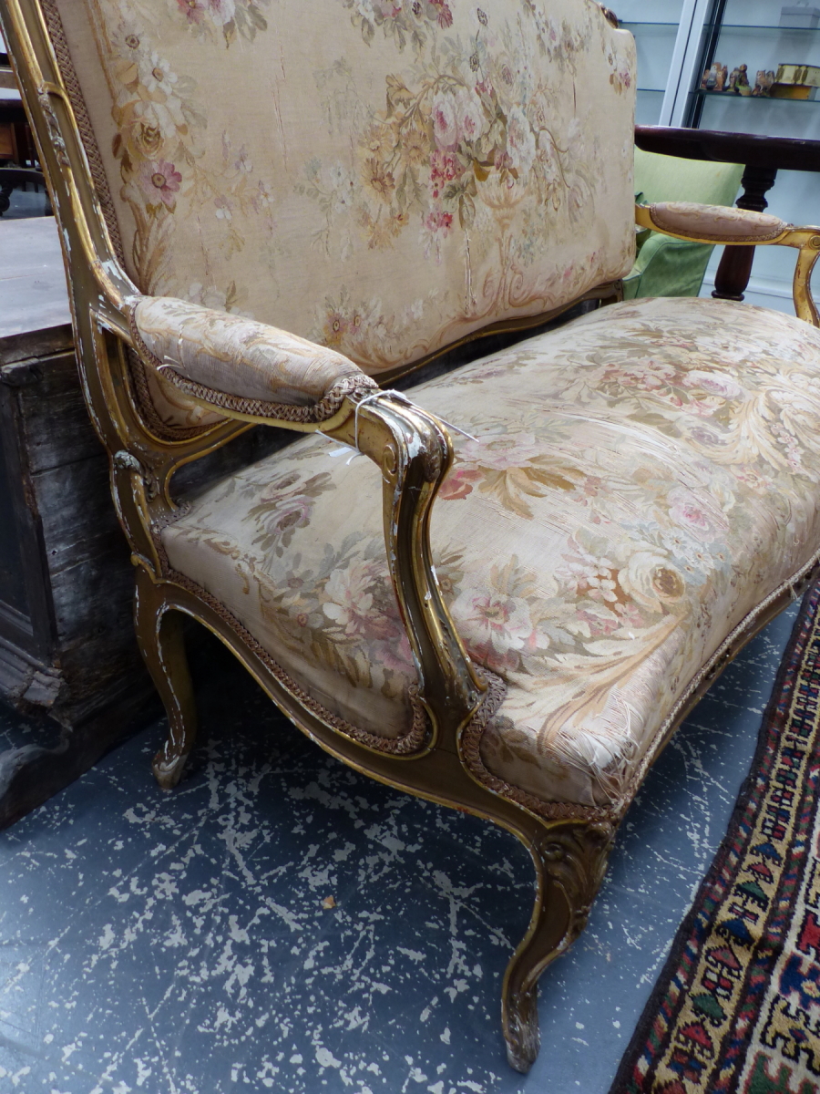 A LOUIS XV STYLE GILT WOOD SETTEE UPHOLSTERED IN MACHINE WOVEN AUBUSSON TASTE FLORAL TAPESTRY AND ON - Image 2 of 12
