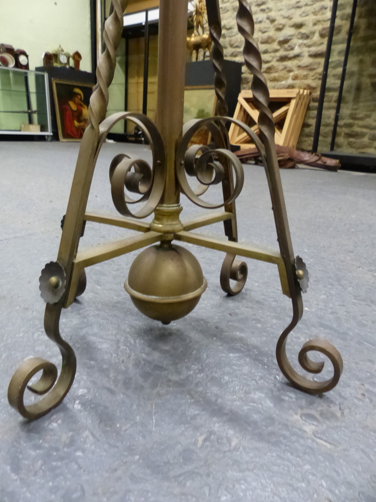 A VICTORIAN ARTS AND CRAFTS STYLE BRASS OIL LAMPSTAND OF ADJUSTABLE HEIGHT. - Image 3 of 6