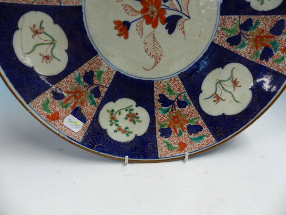 THREE DELFT BLUE AND WHITE PLATES, THE LARGEST. Dia. 34cms TOGETHER WITH A JAPANESE IMARI DISH. Dia. - Image 22 of 26