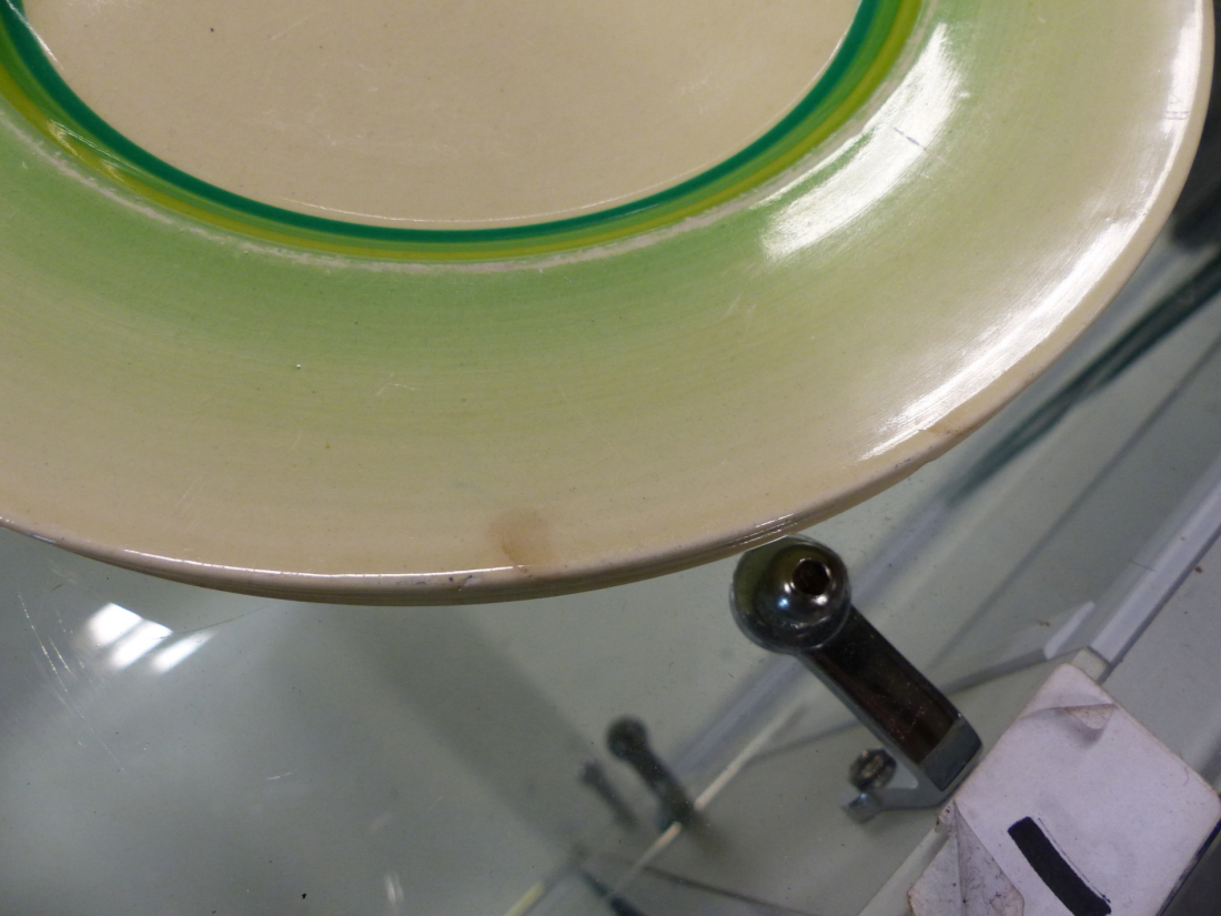 A CLARICE CLIFF NEWPORT POTTERY SIXTEEN PIECED PART DINNER SERVICE, EACH RIM BORDERED IN GREENS - Image 10 of 11