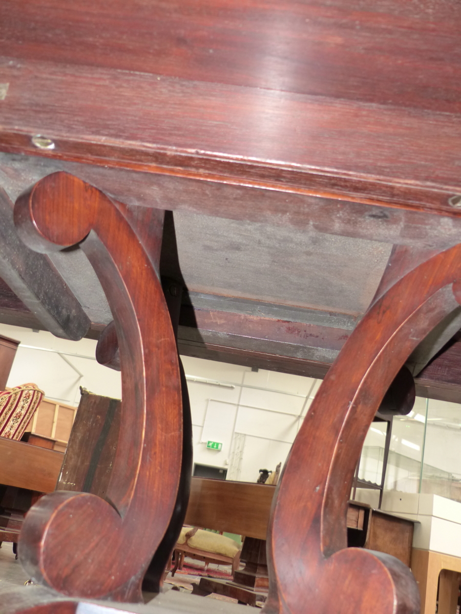 A REGENCY ROSEWOOD AND BRASS INLAID TILT TOP BREAKFAST TABLE ON QUADRUPED SABRE LEGS. 98 x 140 x H. - Image 13 of 14