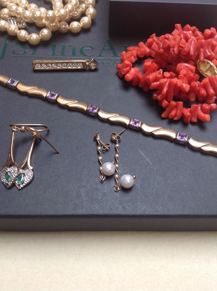 A 375 STAMPED GOLD AND AMETHYST BRACELET, THREE PAIRS OF DROP EARRINGS TO INCLUDE EMERALD AND - Image 4 of 13