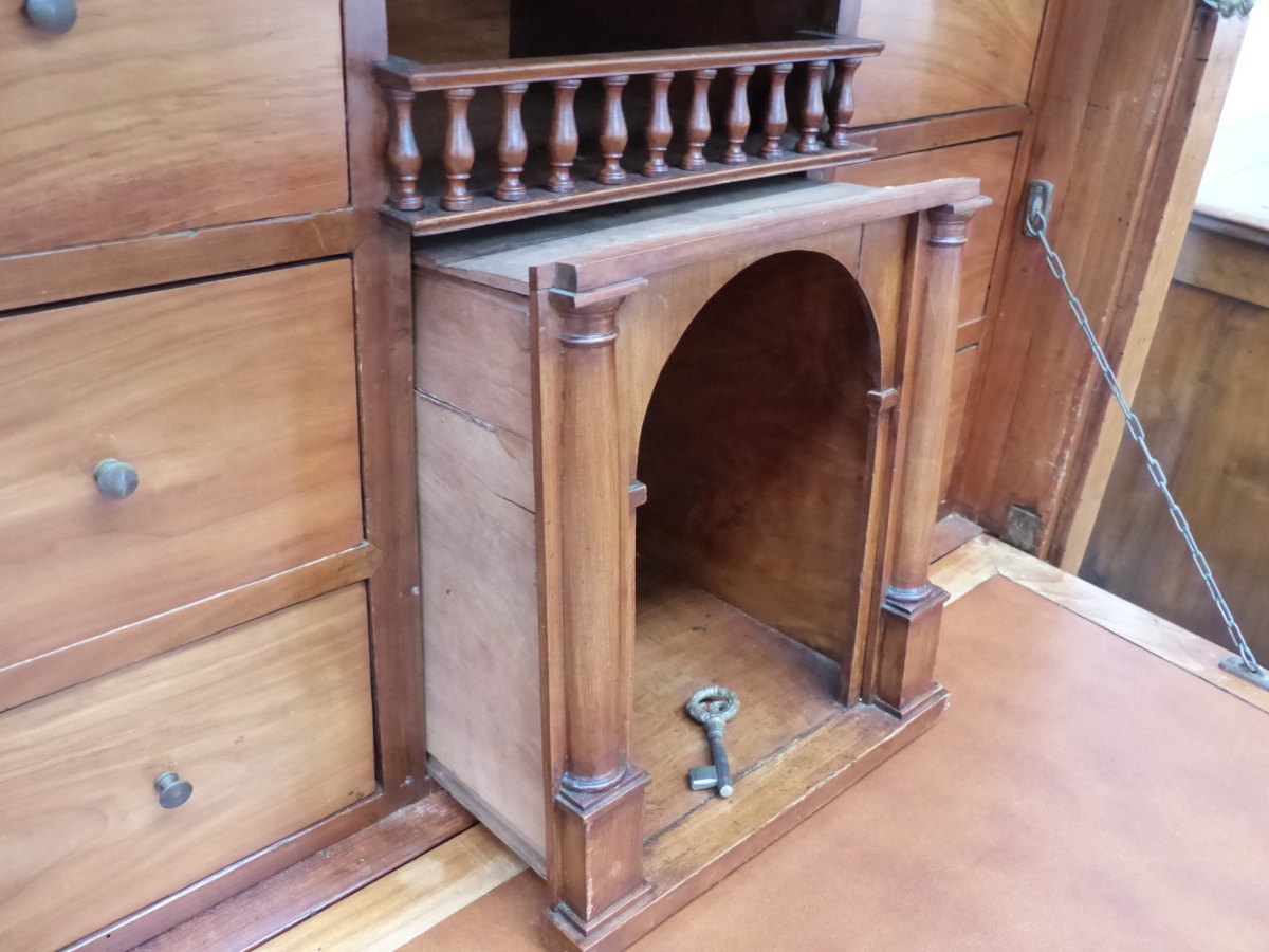 A 19th.C.FRENCH SECRETAIRE CABINET WITH DEEP FALL FRONT AND FITTED INTERIOR OVER TWO DEEP DRAWERS. - Image 10 of 11