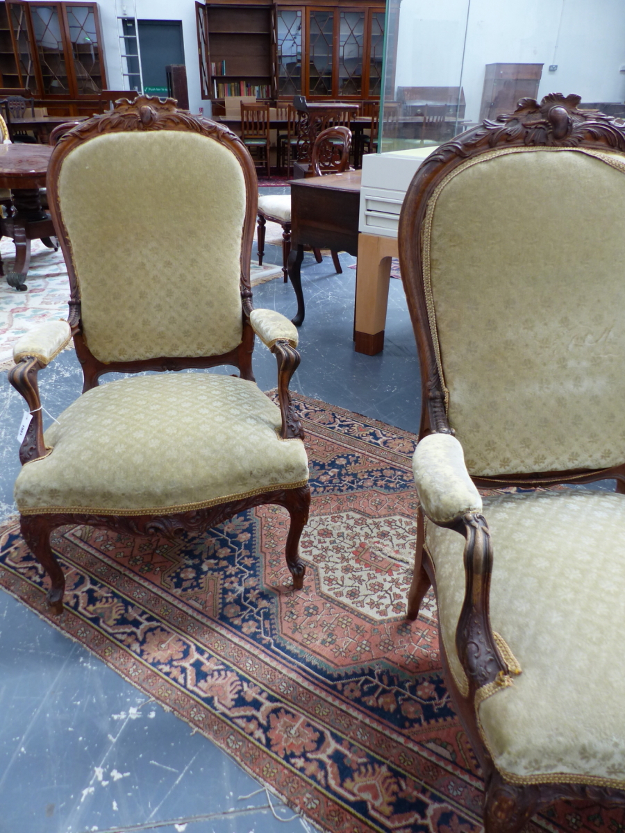A PAIR OF FRENCH LOUIS XV STYLE CARVED OAK SALON ARM CHAIRS. - Image 4 of 7