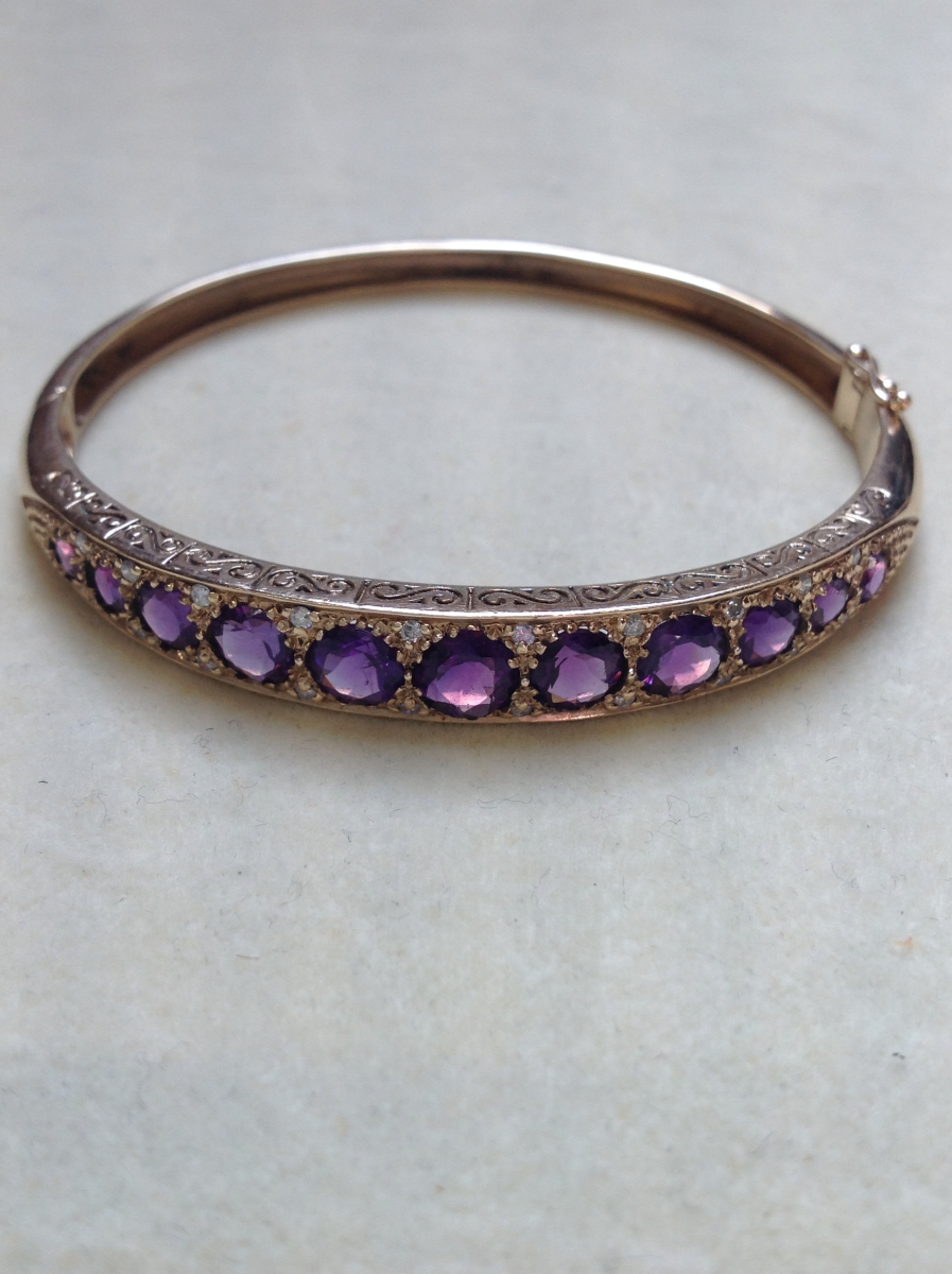 A 9ct GOLD AMETHYST AND DIAMOND CARVED HINGED BANGLE COMPLETE WITH FIGURE OF EIGHT SAFETY CLASP, - Image 11 of 14