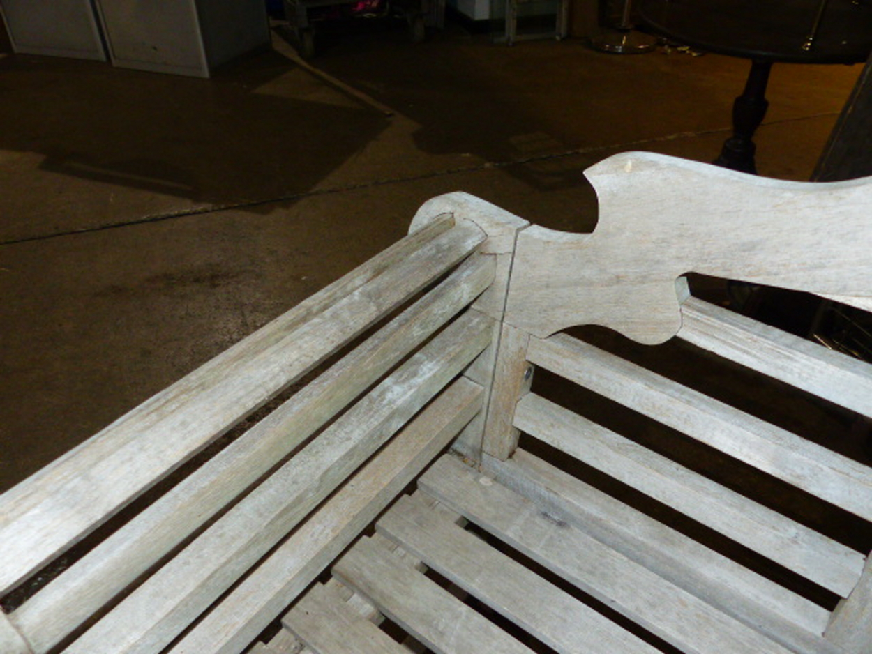 A GOOD QUALITY TEAK GARDEN BENCH OF LUTYENS DESIGN. - Image 6 of 12