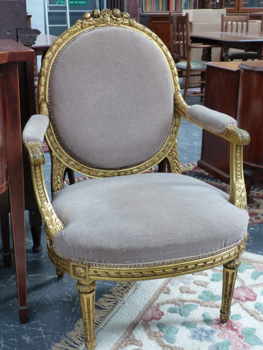 A PAIR OF FRENCH CARVED GILTWOOD LOUIS XVI STYLE SALON ARMCHAIRS WITH OVAL BACKS AND SHAPED SEATS ON - Image 5 of 6