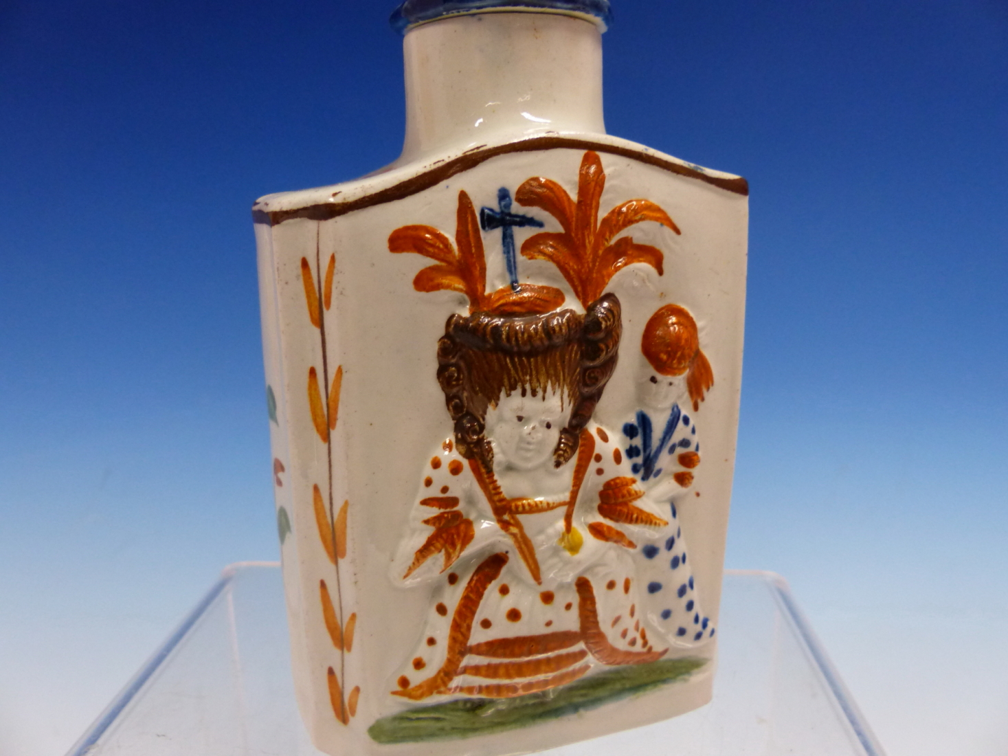 A GEORGE III PRATTWARE TEA CADDY AND COVER MOULDED IN RELIEF AND PAINTED WITH FIGURES OF MACARONI - Image 4 of 10