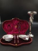 A PAIR OF EDWARDIAN SILVER HALLMARKED SHELL BUTTER DISHES DATED 1910 SHEFFIELD COMPLETE WITH