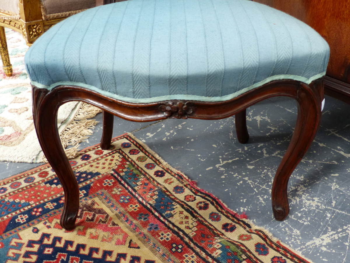 TWO SIMILAR FRENCH WALNUT SALON SIDE CHAIRS WITH CARVED SHOW FRAMES ON CABRIOLE LEGS. (2) - Image 4 of 12