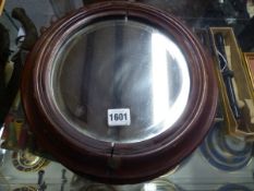 A PAIR OF BEVELLED GLASS ROUND MIRRORS IN MAHOGANY FRAMES. Dia. 32cms. TOGETHER WITH AN EASEL BACKED