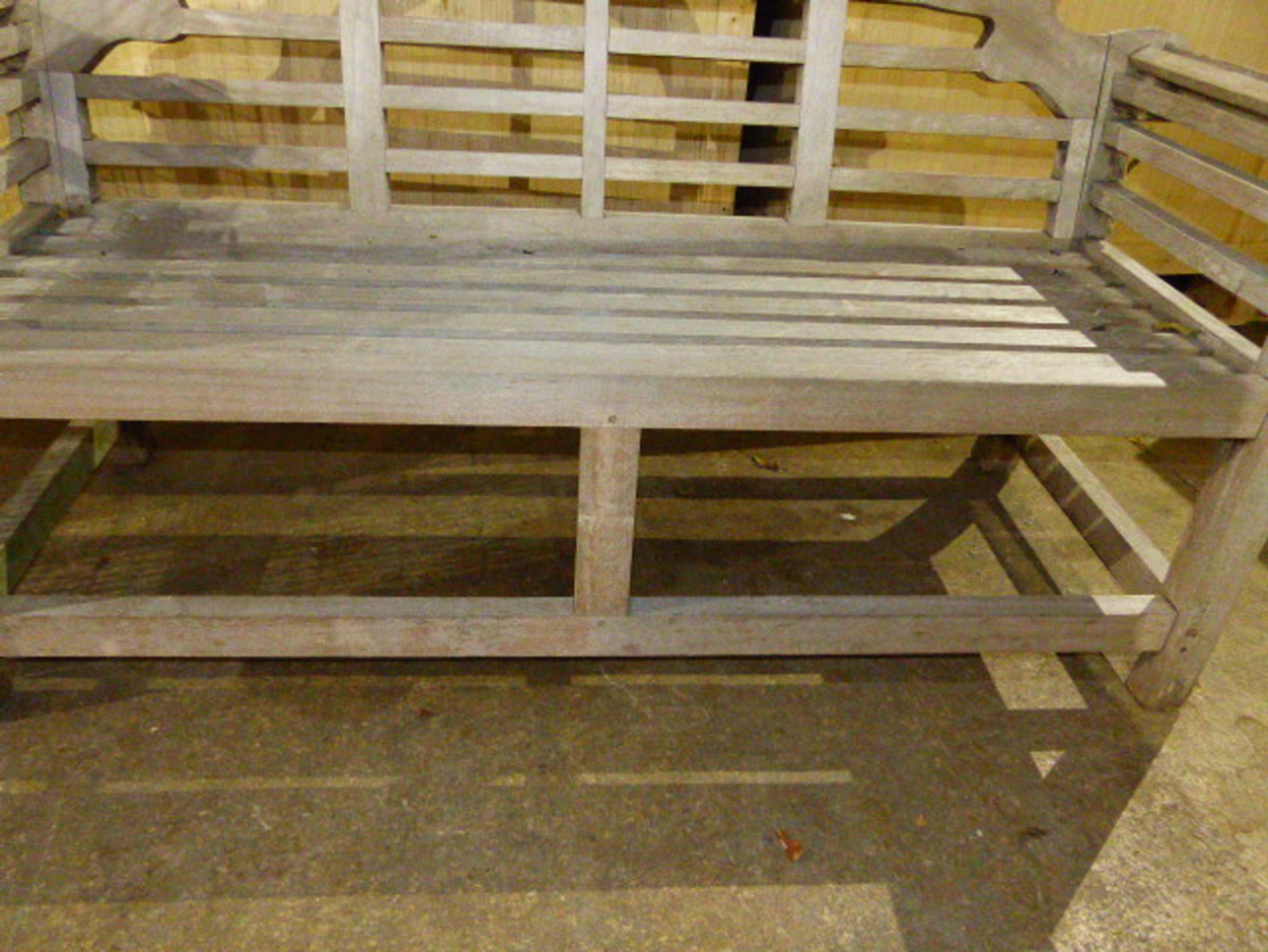 A GOOD QUALITY TEAK GARDEN BENCH OF LUTYENS DESIGN. - Image 9 of 10