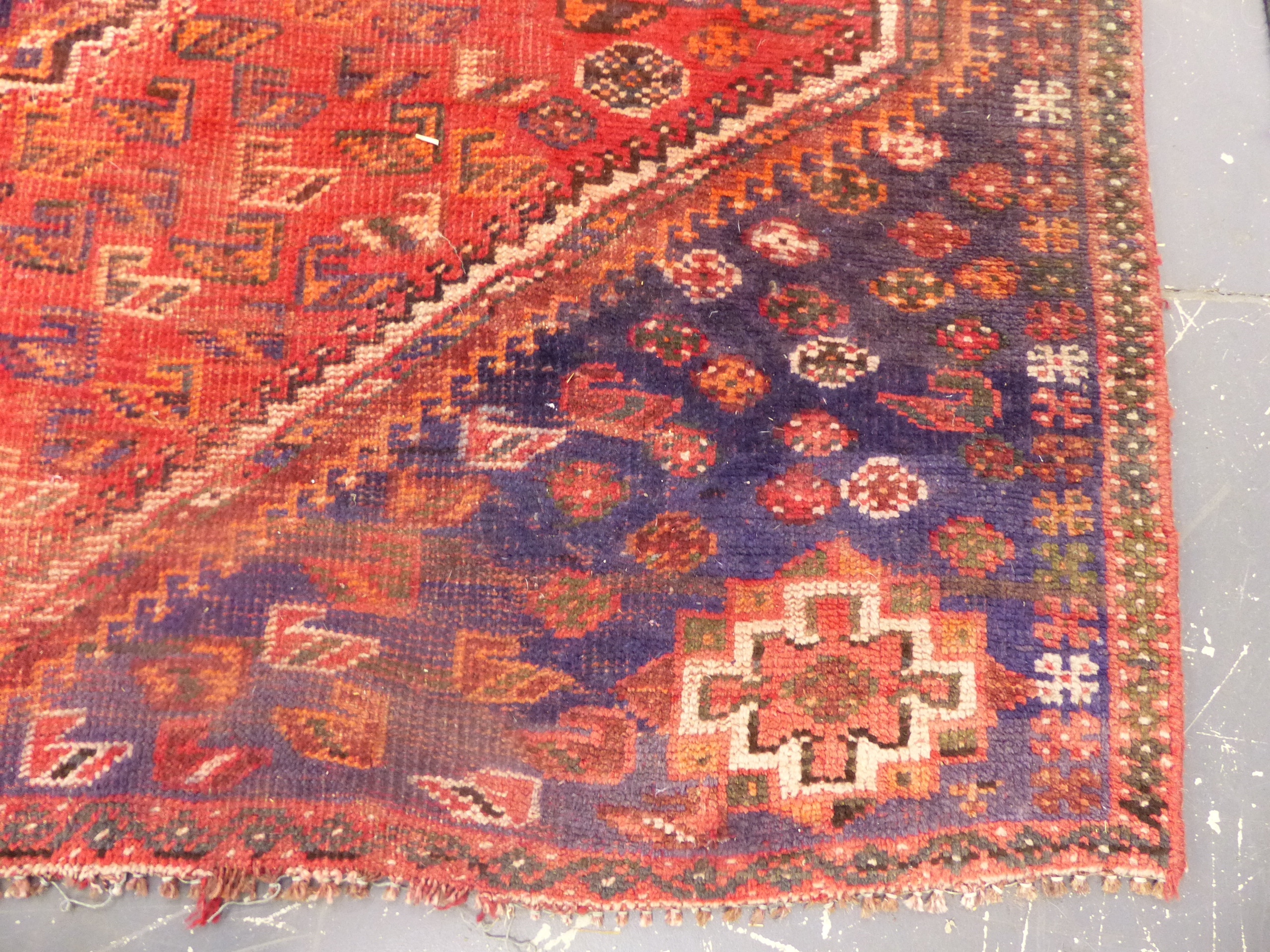 A PERSIAN SHIRAZ RUG. 276 x 175cms. - Image 4 of 9