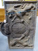 A LARGE ANTIQUE CAST IRON FIRE BACK DECORATED WITH ROYAL ARMS. 83 x 59cms.