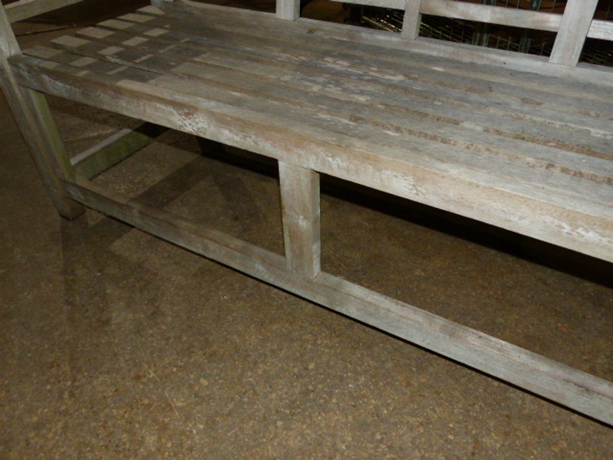 A GOOD QUALITY TEAK GARDEN BENCH OF LUTYENS DESIGN. - Image 4 of 12