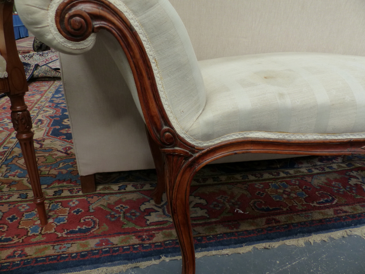 AN ANTIQUE CARVED SHOW FRAME WINDOW SEAT WITH SCROLL ENDS ON LONG CABRIOLE LEGS. W.132cms. - Image 3 of 16