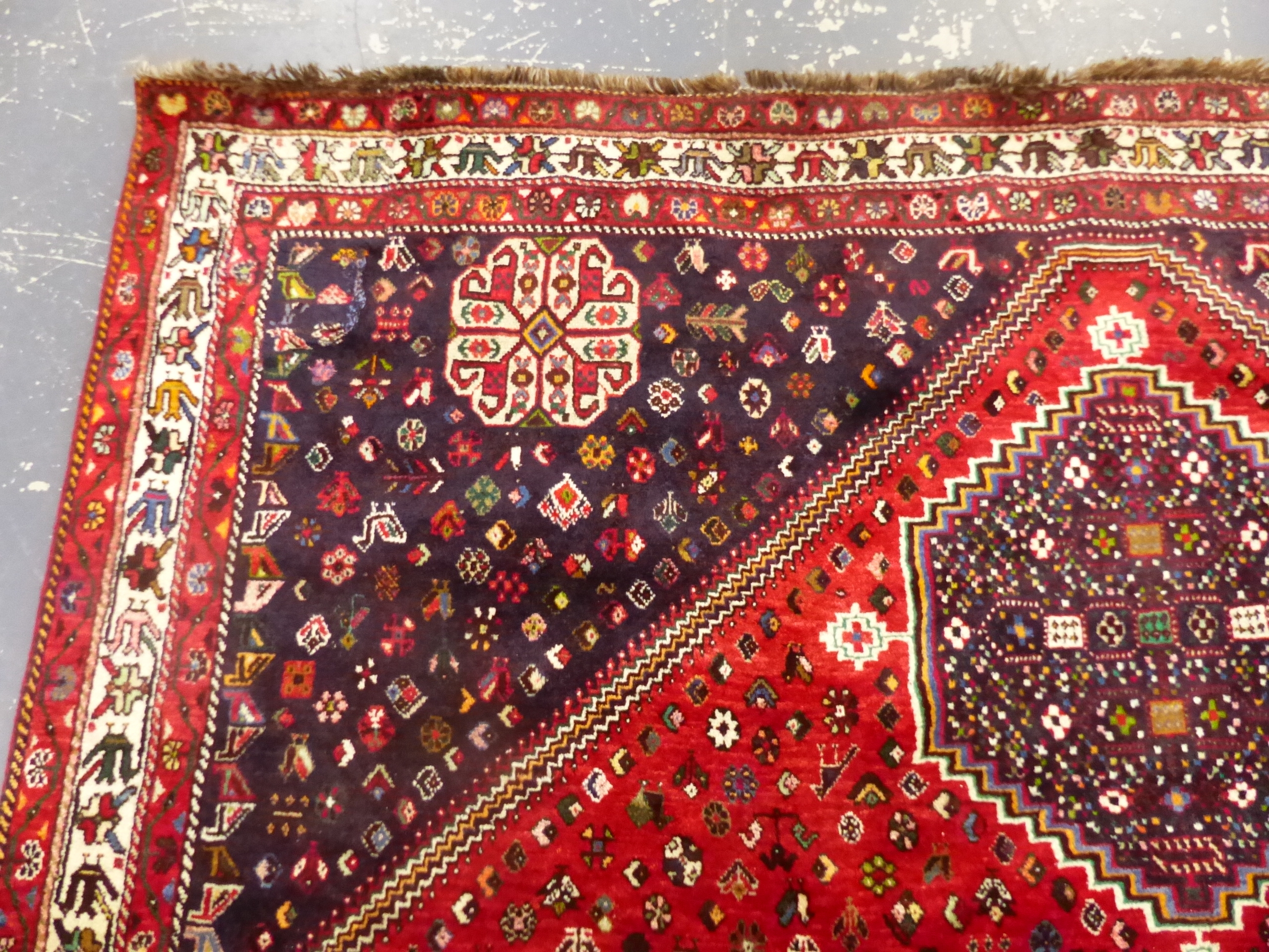 A PERSIAN SHIRAZ CARPET. 310 x 230cms. - Image 7 of 10