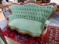 AN ANTIQUE ROSEWOOD SHOW FRAME BUTTON BACK SALON SETTEE ON CARVED CABRIOLE LEGS. W.153cms.