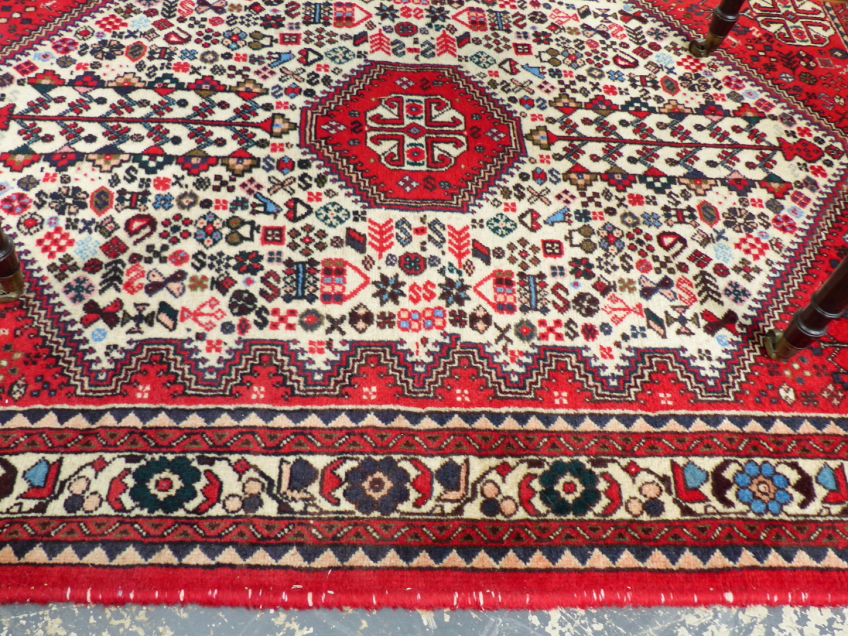 A PERSIAN ABDEH RUG. 155 x 105cms. - Image 5 of 7