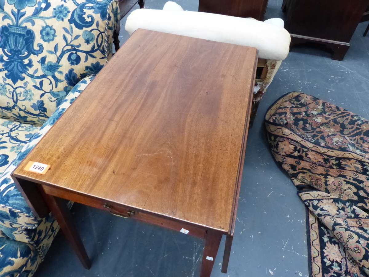 AN EARLY 19th.C.MAHOGANY SMALL PEMBROKE TABLE WITH END DRAWER ON SQUARE TAPERED LEGS. 93 x 73 x H. - Image 2 of 4