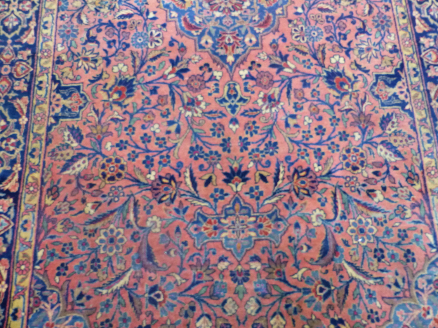 AN ANTIQUE PERSIAN KASHAN RUG. 212 x 130cms. - Image 5 of 11