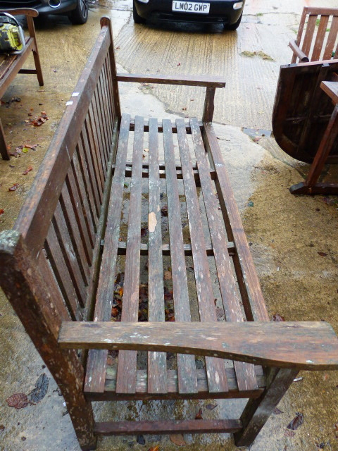 A TEAK GARDEN BENCH WITH PLAIN SLAT BACK. - Image 3 of 4