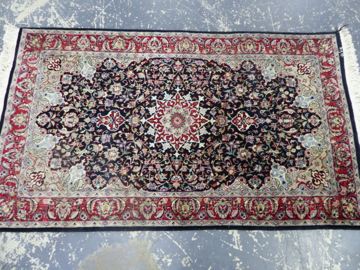 AN ORIENTAL RUG OF CLASSIC PERSIAN DESIGN. 175 x 95cms.