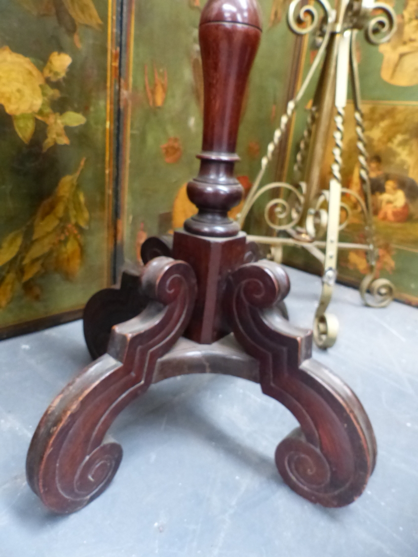 A COLONIAL HARDWOOD TORCHERE WITH CIRCULAR DISH TOP OVER TURNED COLUMN AND QUADRUPED SCROLL FEET. 94 - Image 2 of 4